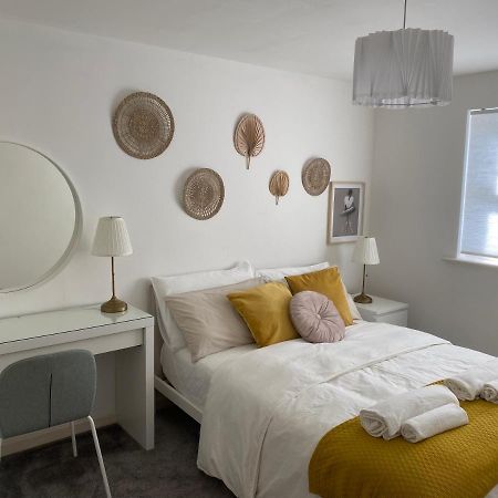 Marine Viewing 2 Bedrooms Flat Manchester Bagian luar foto