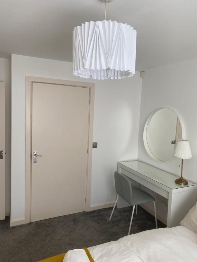 Marine Viewing 2 Bedrooms Flat Manchester Bagian luar foto