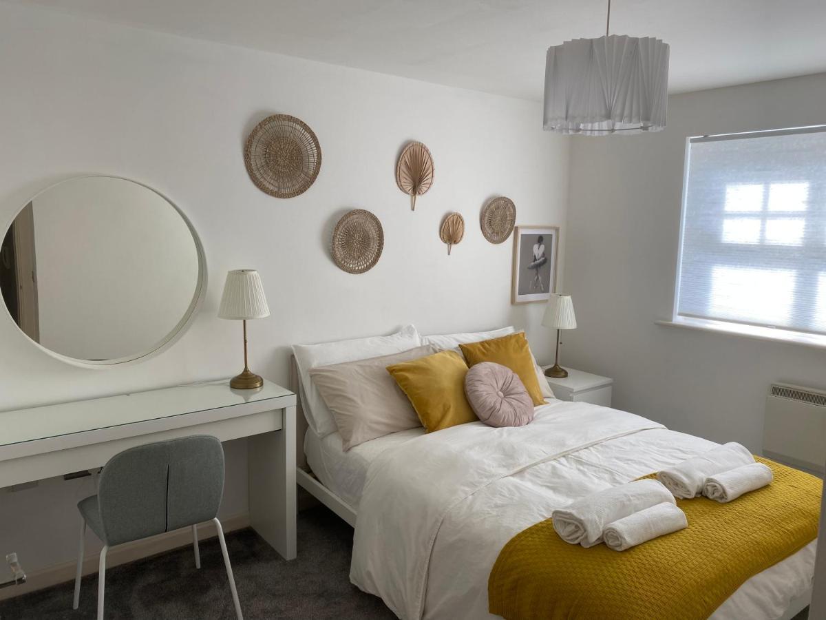 Marine Viewing 2 Bedrooms Flat Manchester Bagian luar foto