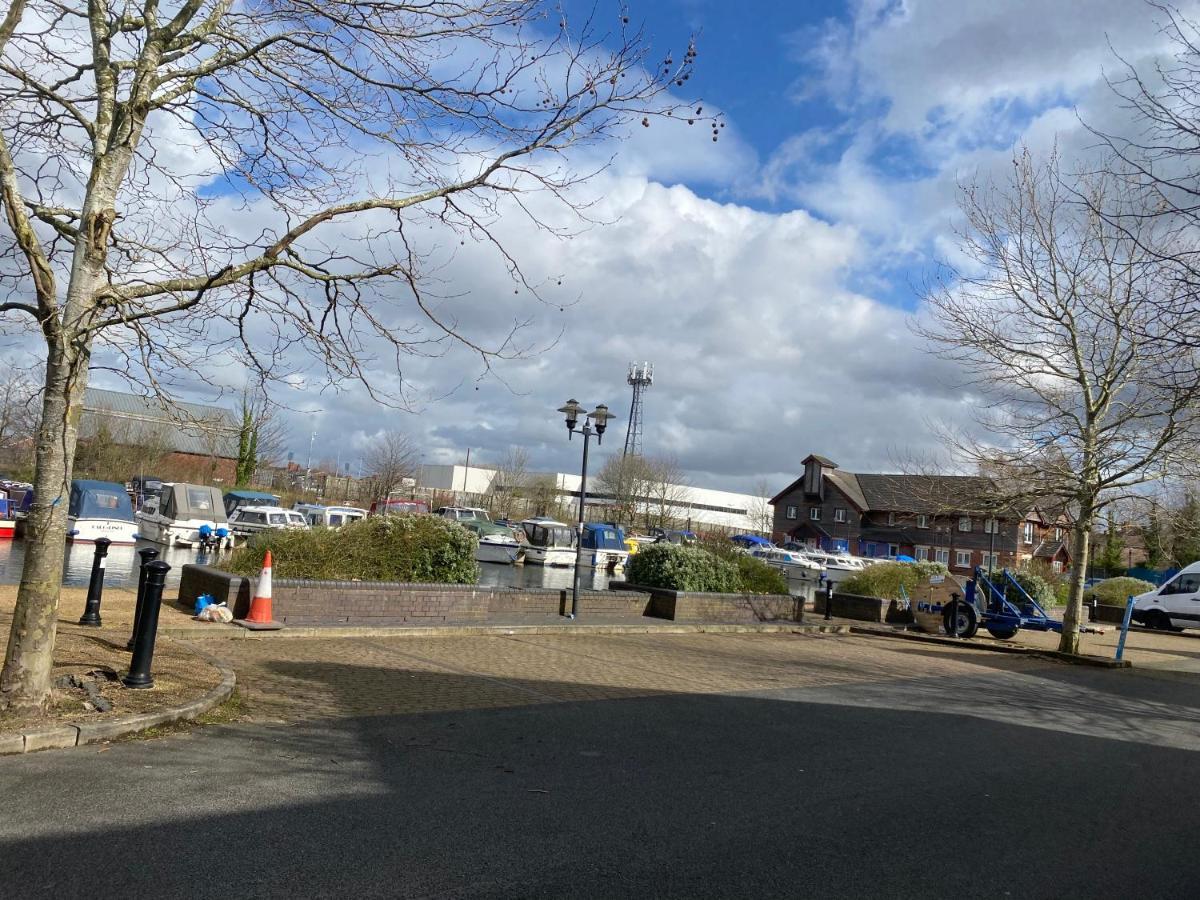 Marine Viewing 2 Bedrooms Flat Manchester Bagian luar foto